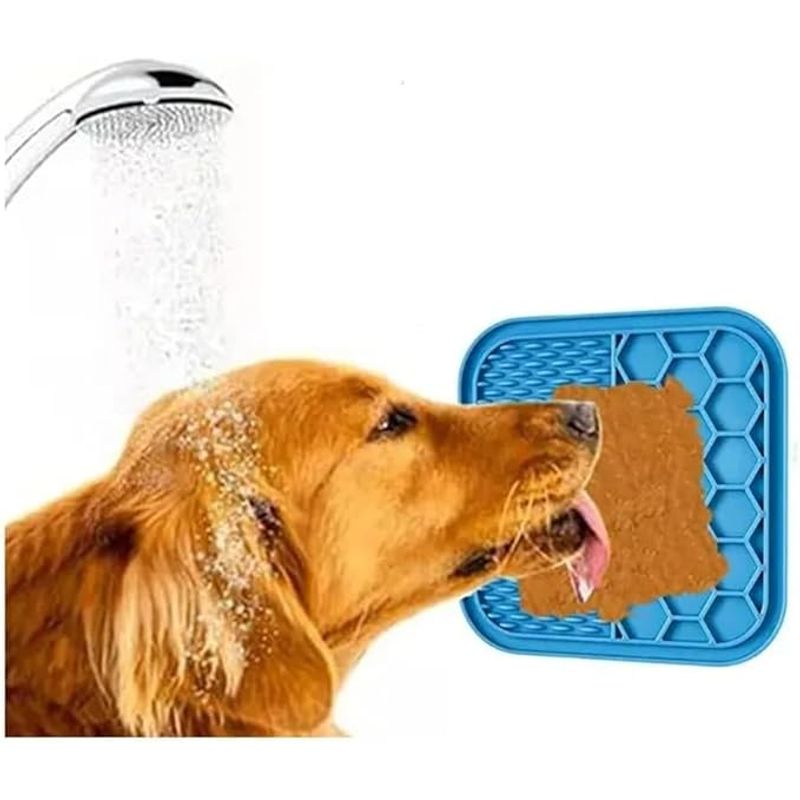 11066 Dog Lick mat con perro.jpg